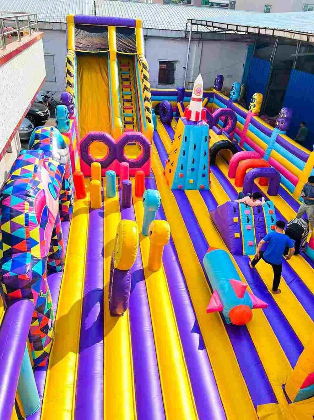 Коммерческий надувной батут «Космический калейдоскоп» 17,5*8,5*6 м