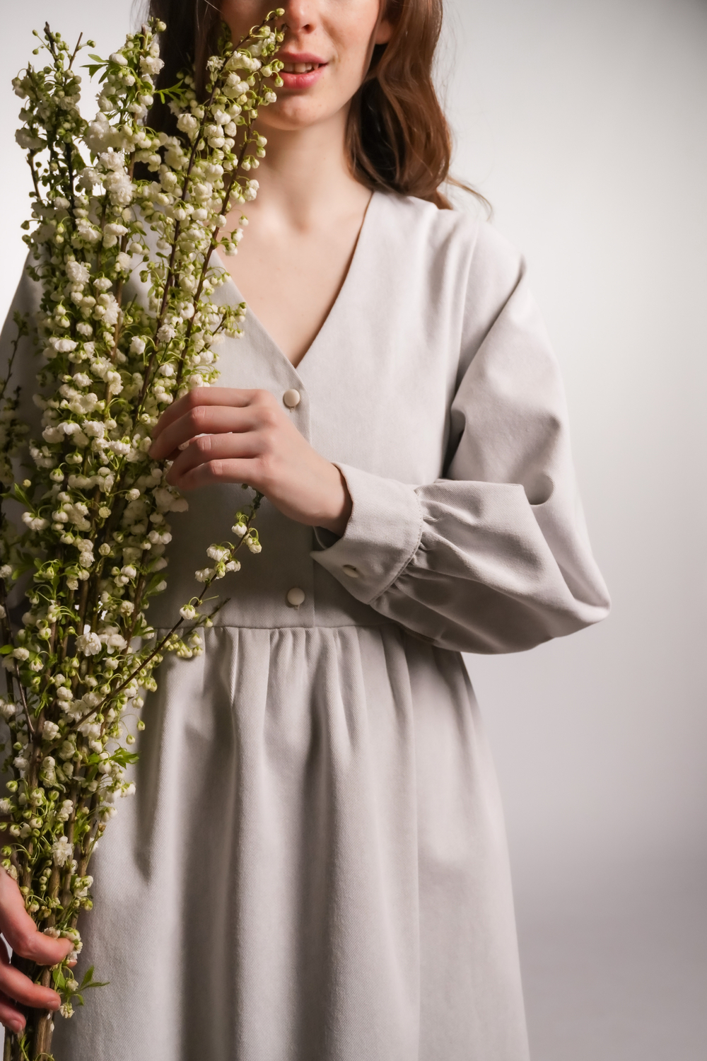 Платье с V-вырезом и длинным рукавом из плотного хлопка, в светло-сером цвете