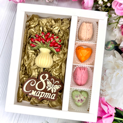 Шоколадный набор "С 8 марта. Ваза с тюльпанами": шоколадка-надпись и 4 конфеты ручной работы