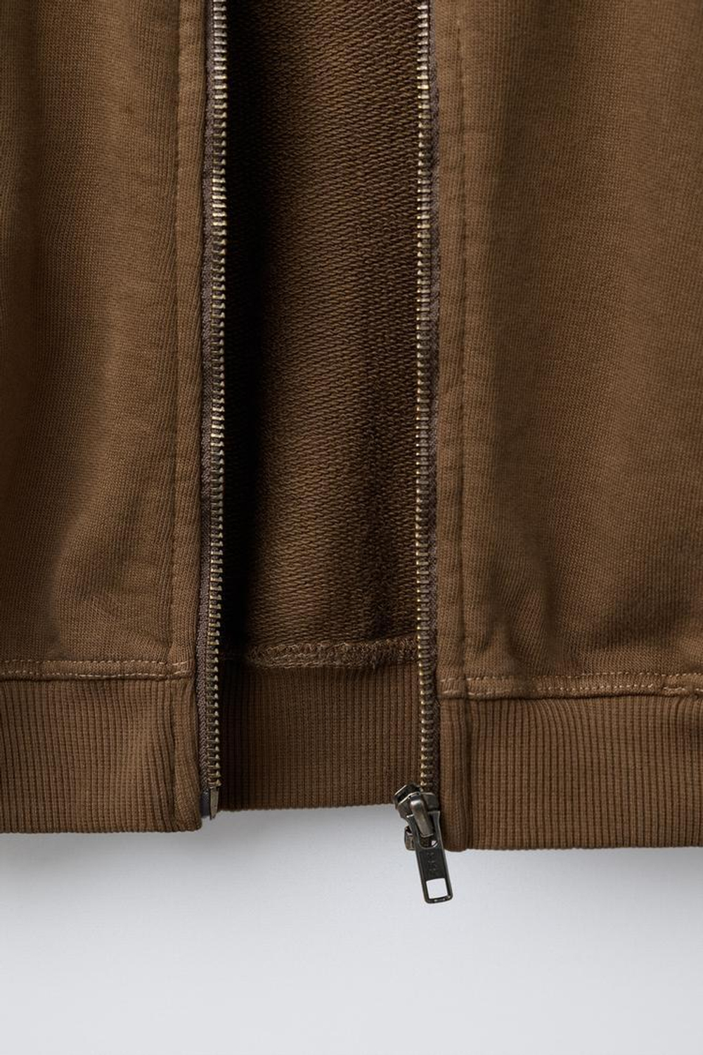 ZARA ФЛИСОВЫЙ БОМБЕР С ЛОГОТИПОМ, СВЕТЛО-КОРИЧНЕВЫЙ