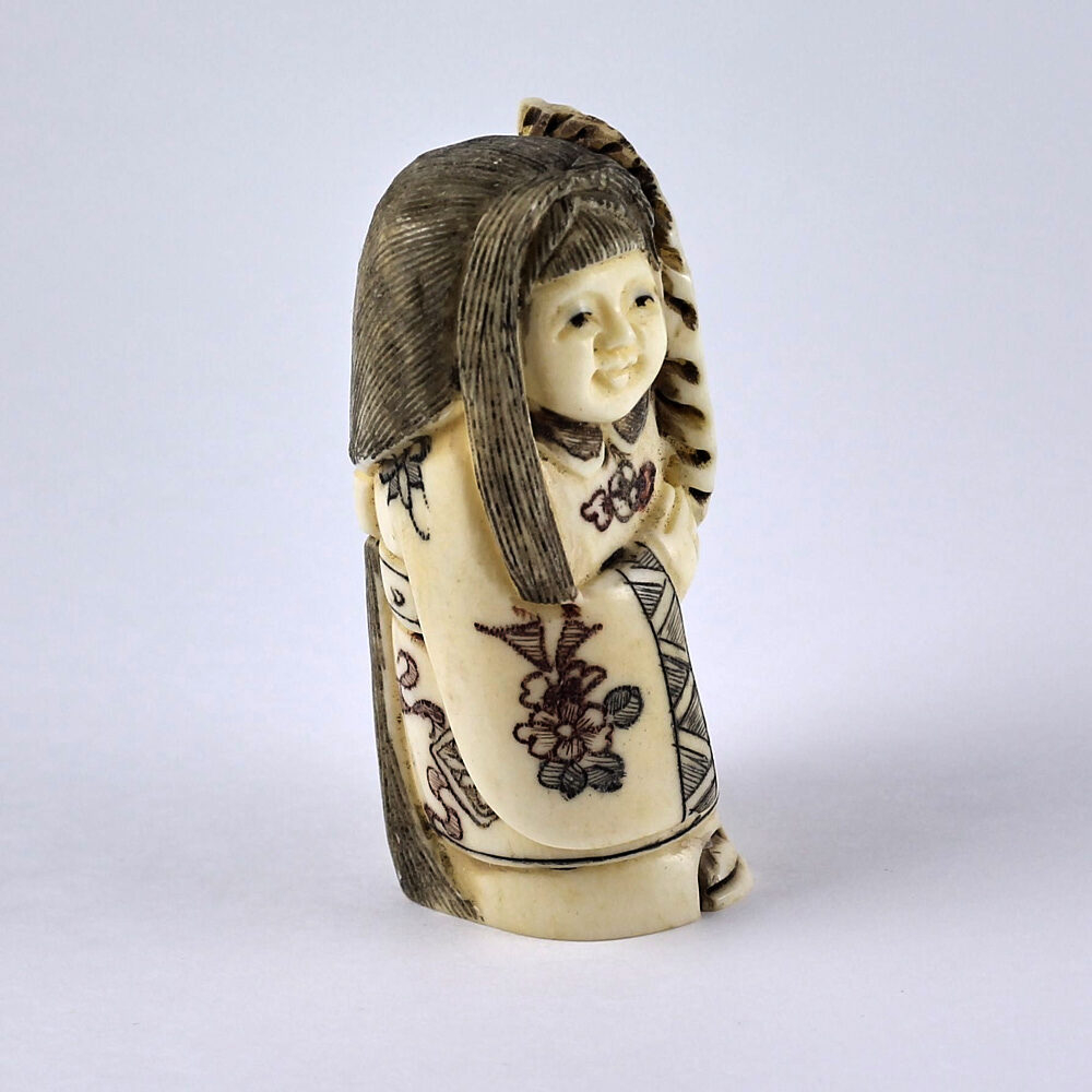 Нэцкэ Девочка Карако с веером