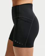 Nike Swift Женские шорты для бега с высокой талией (10 см), облегающим кроем и карманами - NIKE