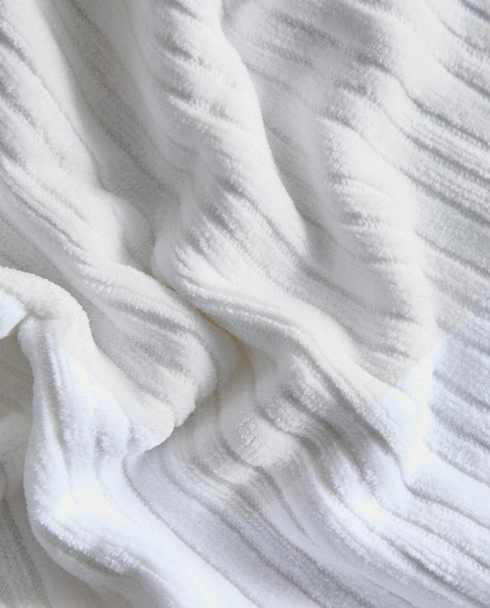 ZARA HOME БАННОЕ ПОЛОТЕНЦЕ ИЗ ВЕЛЮРА С РЕЛЬЕФНЫМ УЗОРОМ В ПОЛОСКУ, БЕЛЫЙ