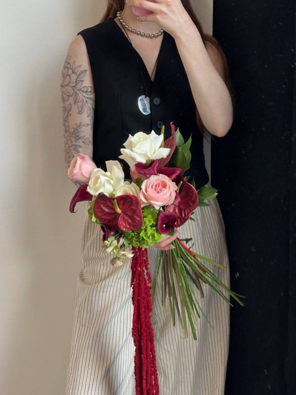 Свадебный букет из гортензии, одноголовых роз, калл, зелени, антуриума и амаранта