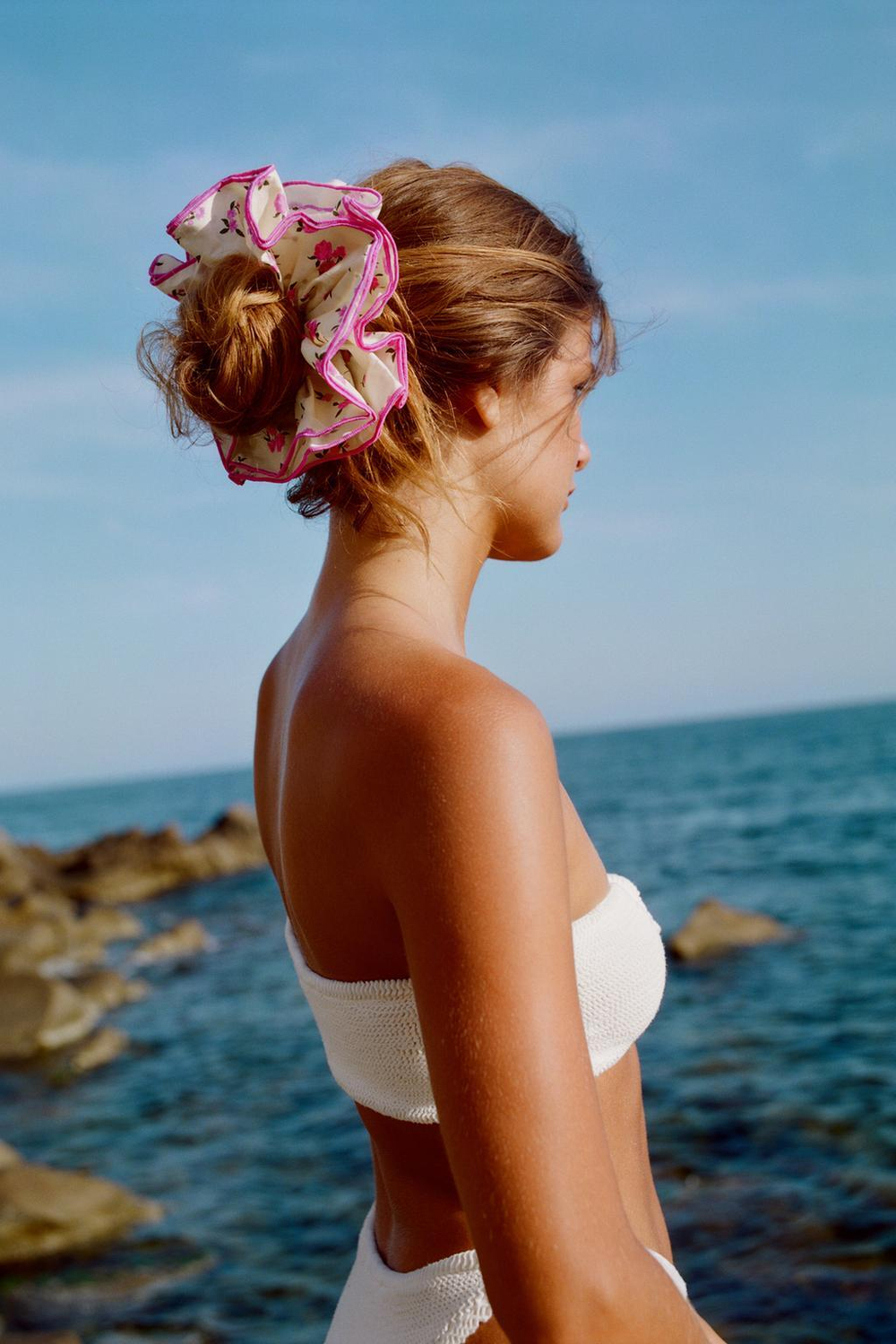 ZARA БОЛЬШАЯ РЕЗИНКА ДЛЯ ВОЛОС С ЦВЕТОЧНЫМ ПРИНТОМ, РОЗОВЫЙ