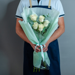 Букет из 5 белых роз Эквадор с эвкалиптом