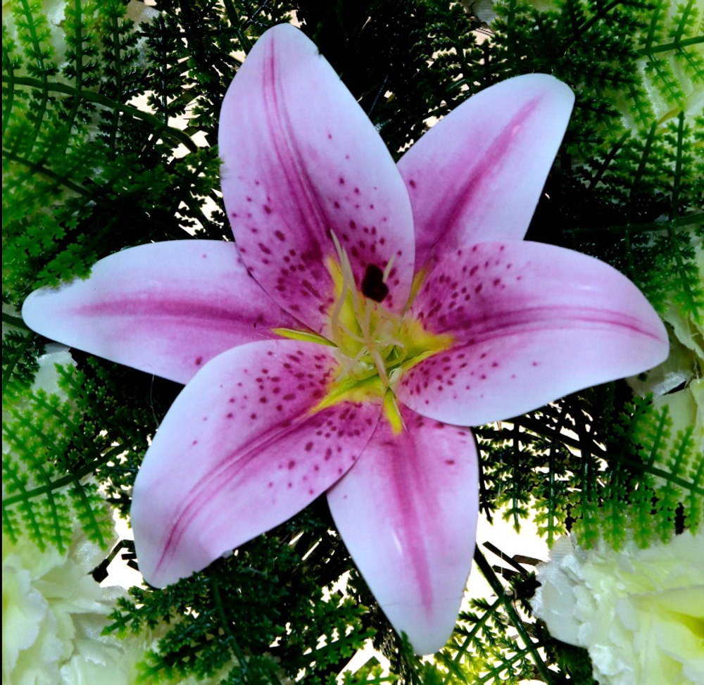 Венок ритуальный 55 см Лилии