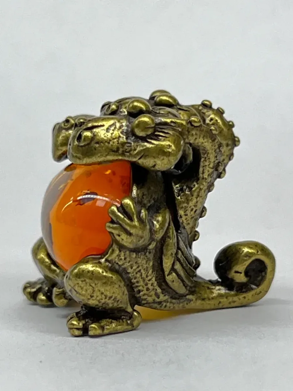 Бронзовая статуэтка на янтаре