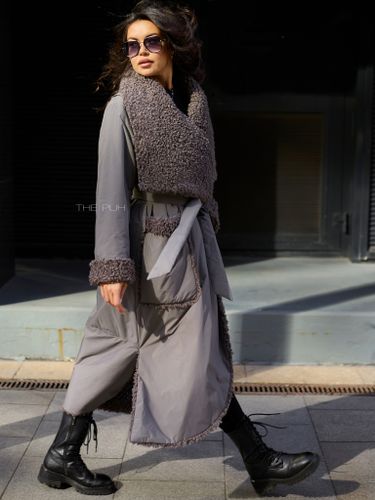 Утепленное серое пальто с эко-мехом