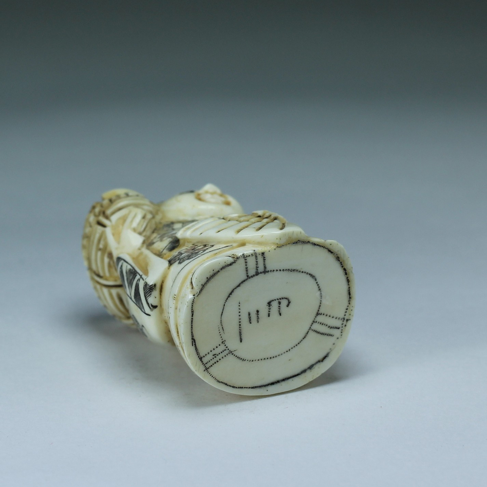 Нэцкэ Девушка с веером и корзиной на плече