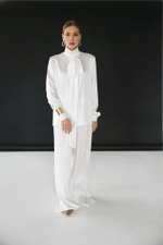 Брюки из обнимающего шелка в жемчужном