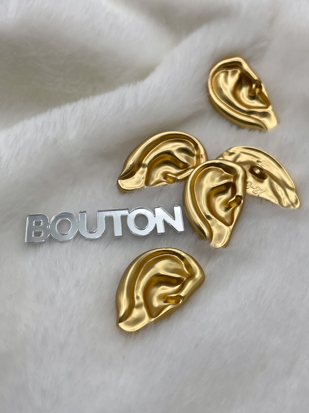Пуговицы Скиапар. матовое золото в форме "Уха"