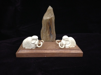 Два мамонта у скалы