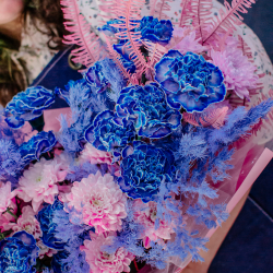 112. Стильный синий букет с розовой хризантемой