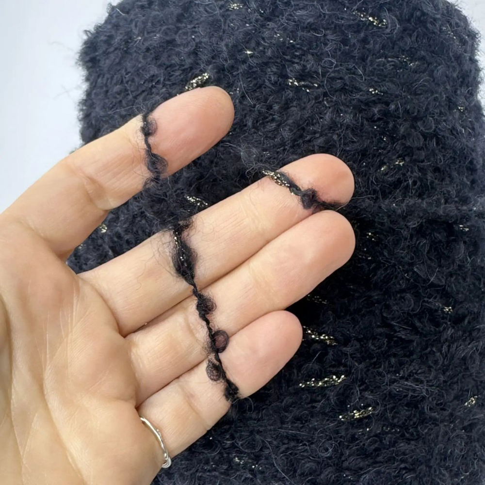 ADONE - Torcitura di Domaso; 25% меринос, 40% альпака, 30% п/а, 5% люрекс; букле с золотистыми почками; 180м/100гр; col.120, цвет: черный с золотом;