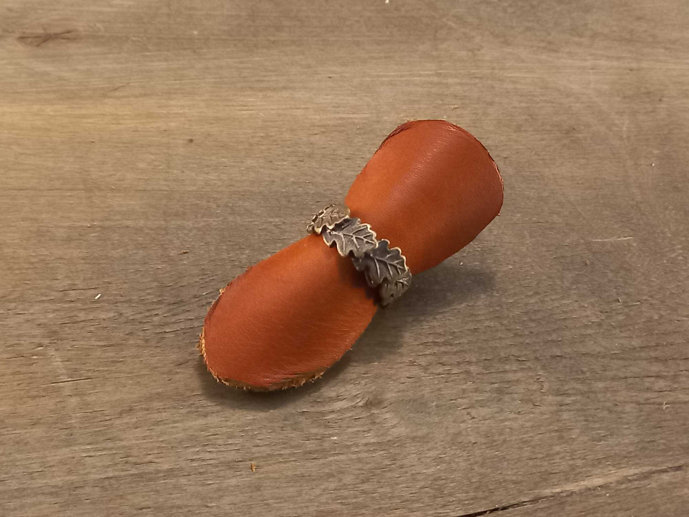 Кольцо. Дубовые листья.