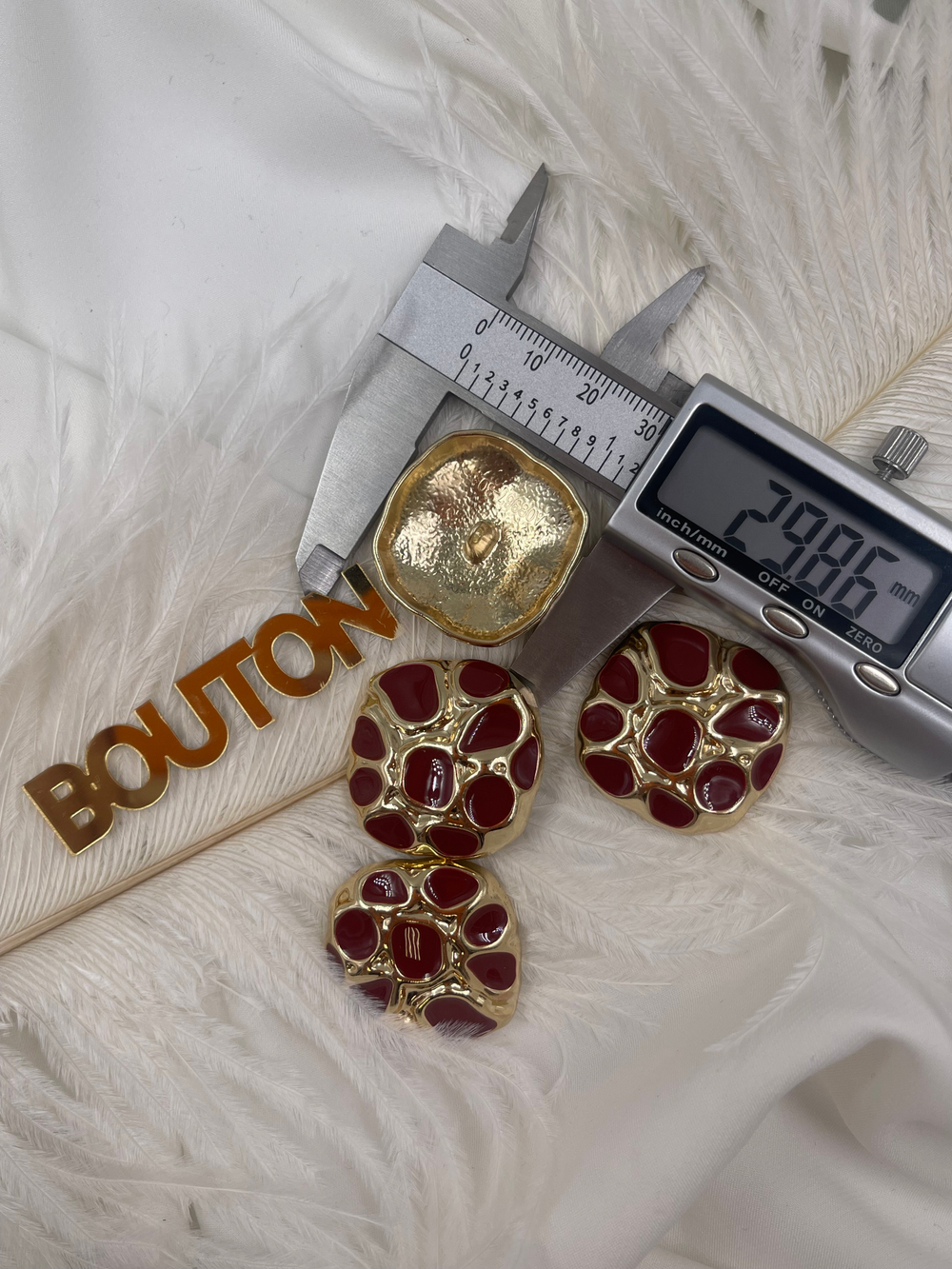 Пуговицы квадратные неровной формы золотистые с красной эмалью