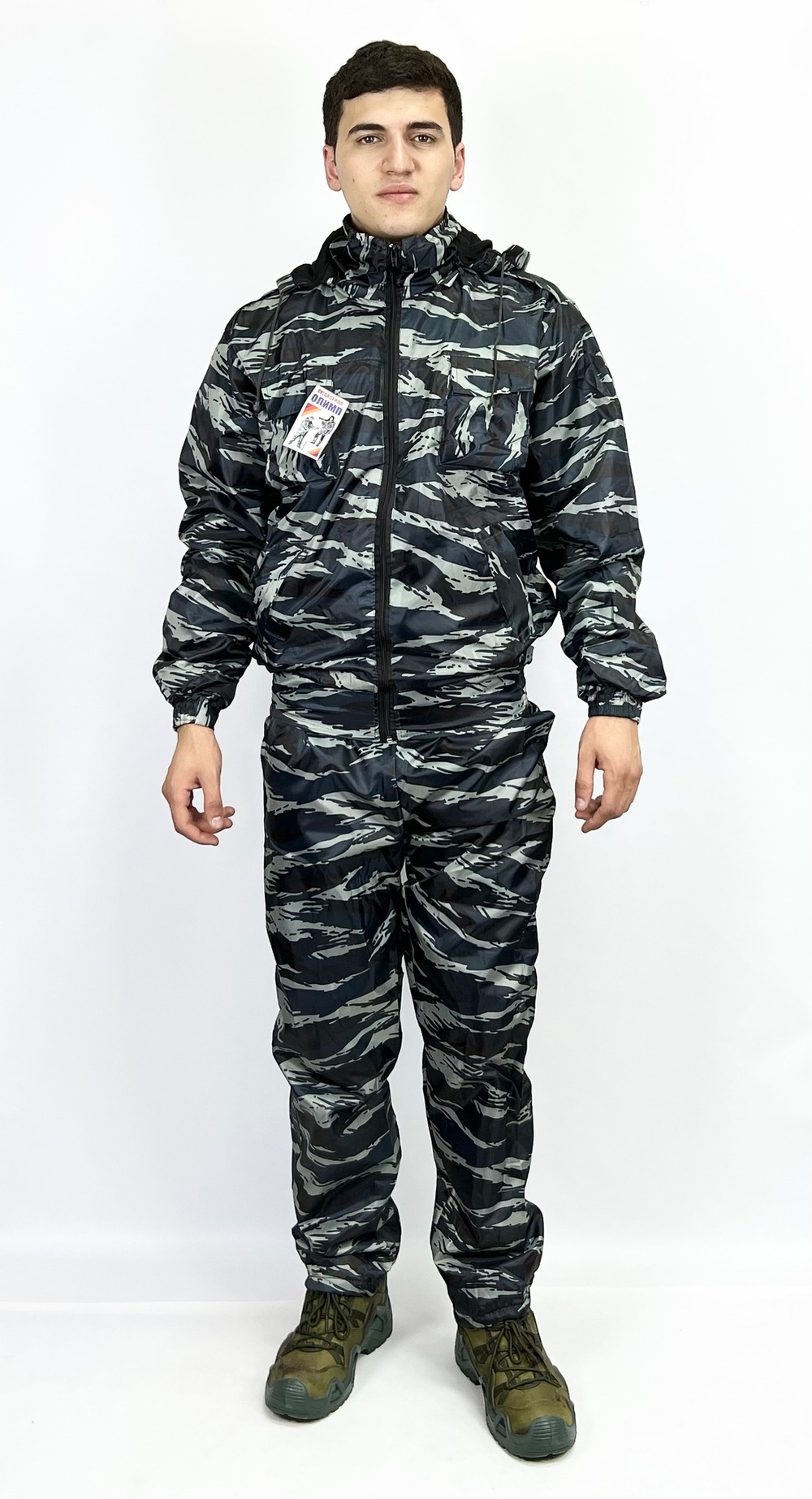 Камуфляжный костюм с капюшоном