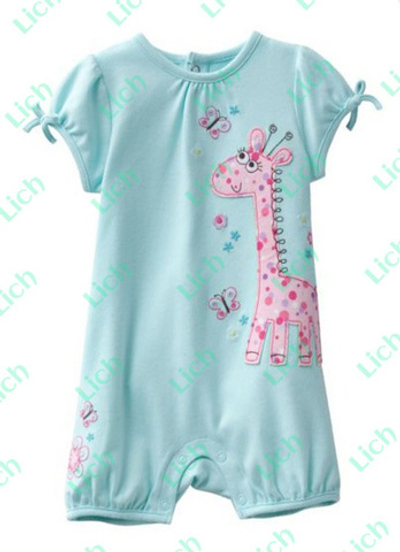 Песочник с разнообразными контрастными аппликациями