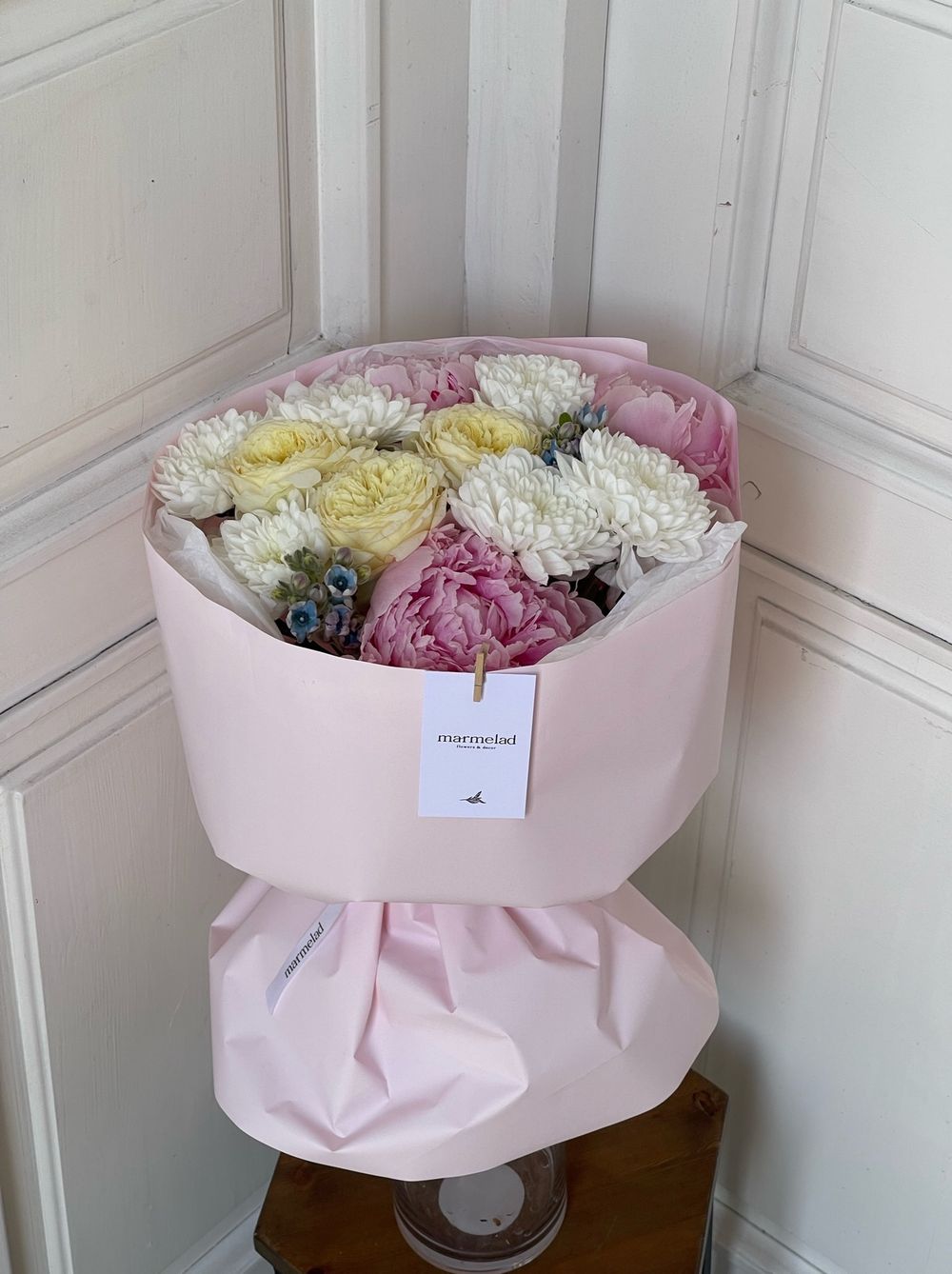 Букет сборный с пионами и незабудками