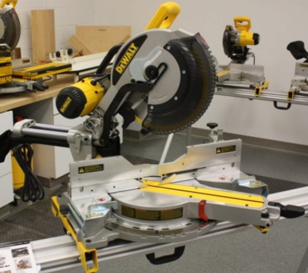 Пила торцовочная DeWalt DWS780