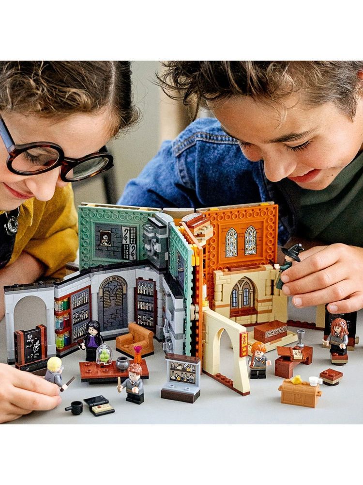 Конструктор LEGO Harry Potter 76383 Учёба в Хогвартсе: Урок зельеварения