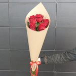 Букет из 5 красных роз, в крафте