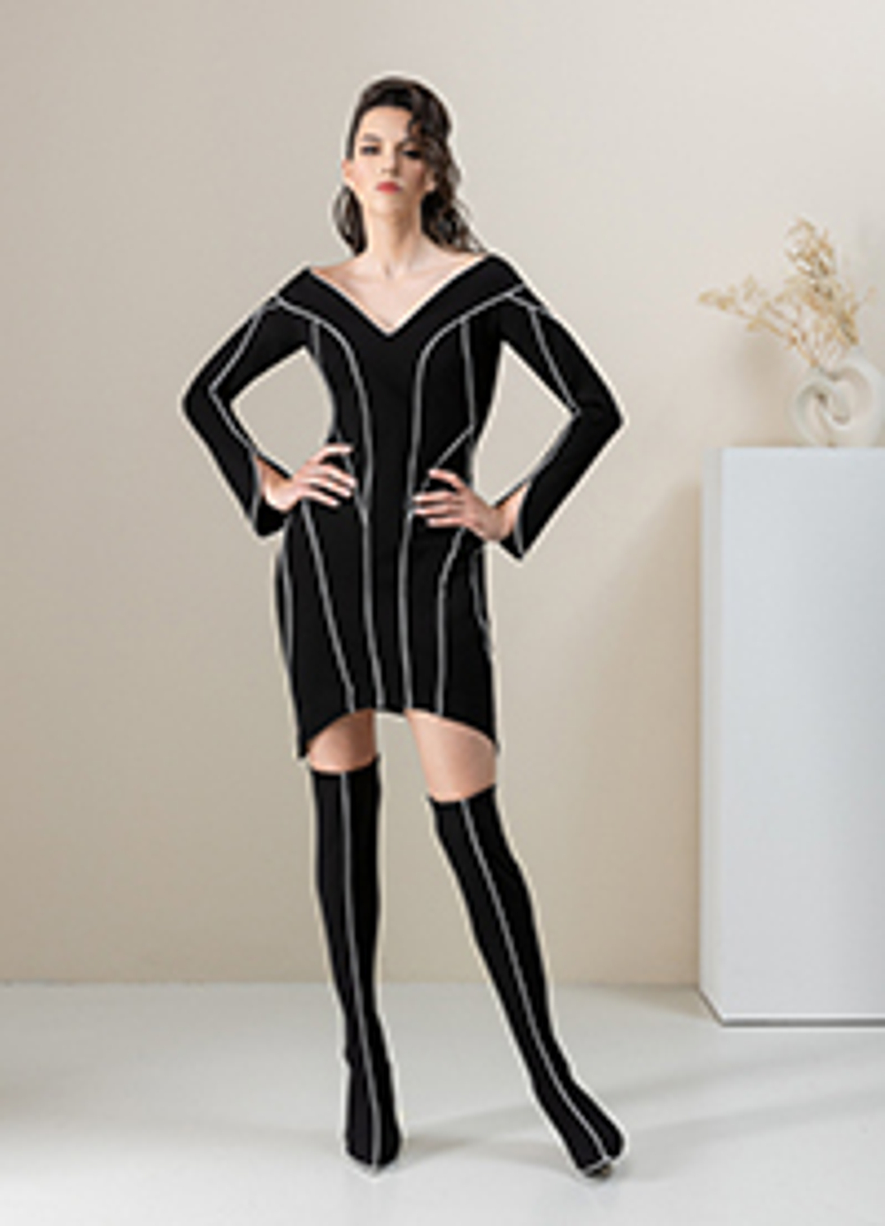 Платье-футляр приспущеное на плечах черное 02-01-23 SS