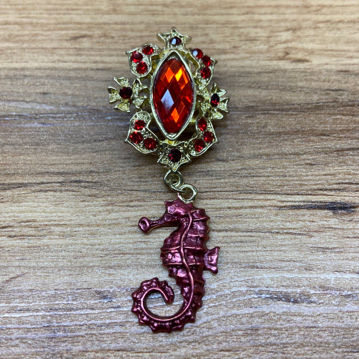 Брошь Elegant лист кристалл красный 2 звезды 2 цветочка 4 сердечка стразы красные подвеска морской конек металл золотистый