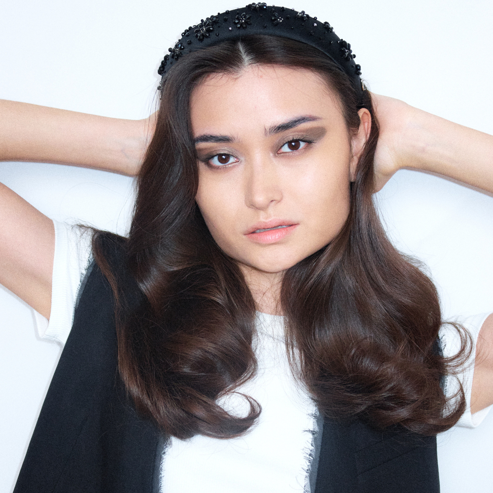 Ободок объемный с черными ромашками