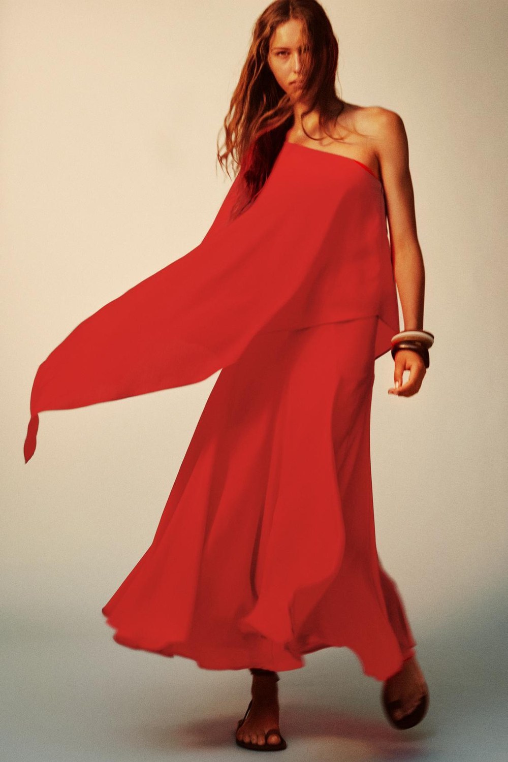 ZARA АСИММЕТРИЧНАЯ НАКИДКА ИЗ СТРУЯЩЕЙСЯ ТКАНИ, КОРАЛЛОВО-КРАСНЫЙ