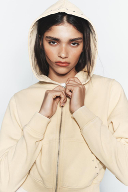 ZARA ТОЛСТОВКА ИЗ ФЛИСА С ЭФФЕКТОМ ПОТЕРТОСТИ И ЗАКЛЕПКАМИ, ЦВЕТ СЛИВОЧНОГО МАСЛА