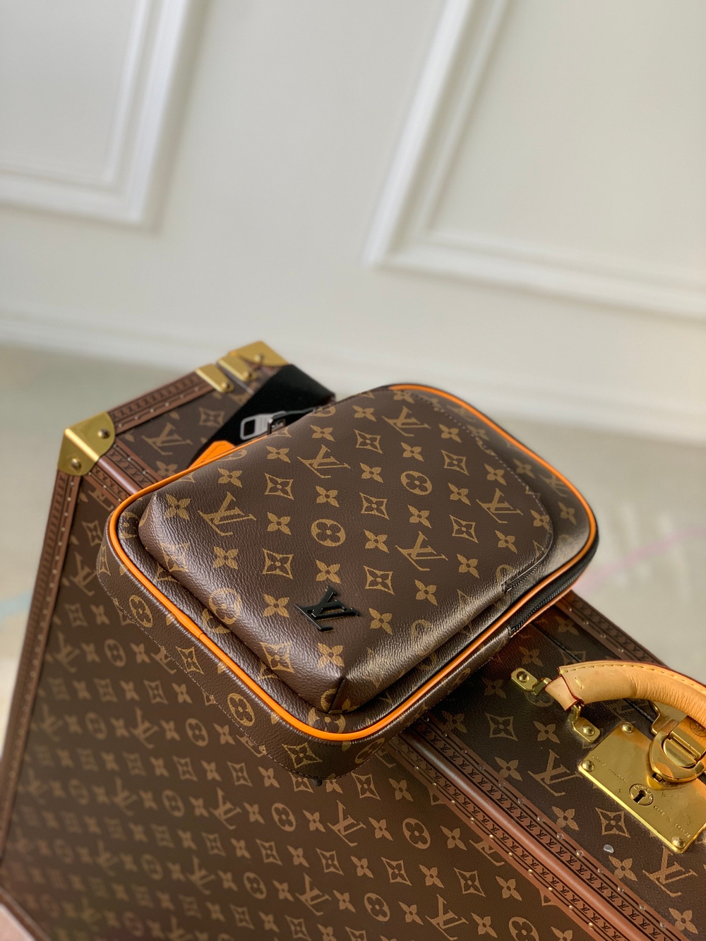 Louis Vuitton Avenue NM Slingbag