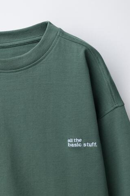 ZARA ФУТБОЛКА HEAVY WEIGHT С ВЫШИТОЙ НАДПИСЬЮ, СИНЕ-ЗЕЛЕНЫЙ