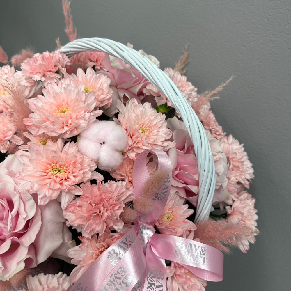 Композиция в корзине с французскими розами и персиковой хризантемой