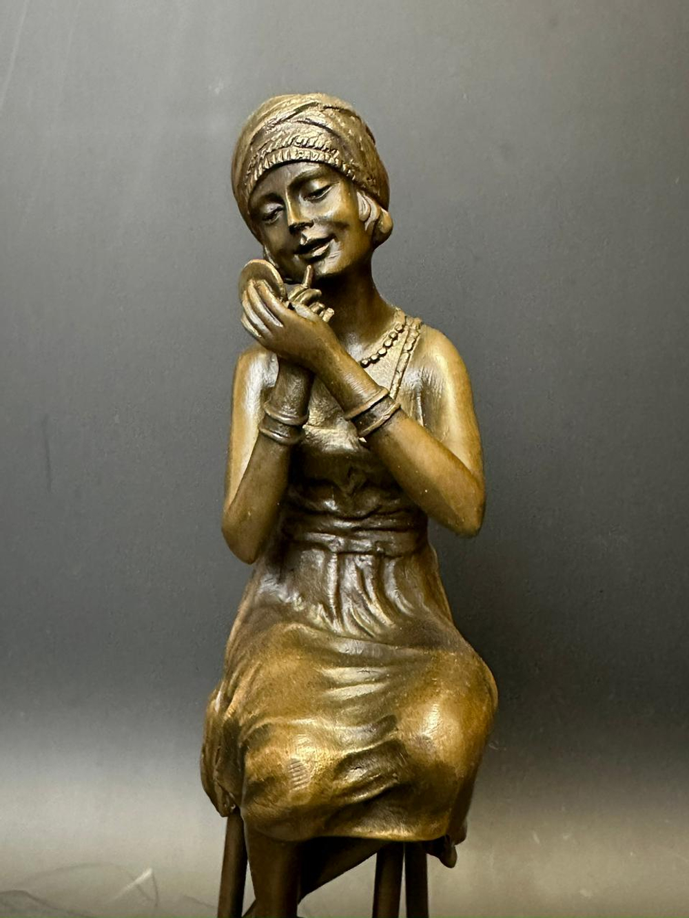 Бронзовая статуэтка «Девушка на стуле»