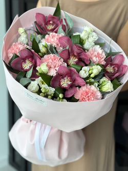 Воздушный букет с цимбидиумом, диантусом, эустомой и эвкалиптом от Флора Маркет