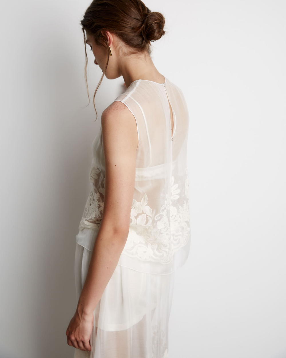 Топ из шелка с вышивкой молочный