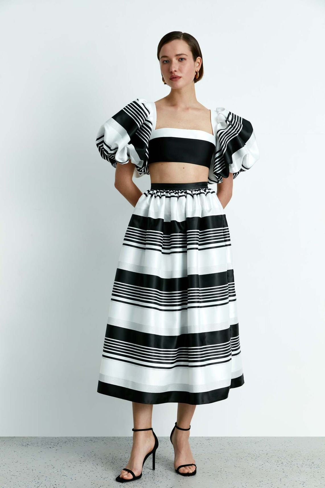 Пышная юбка миди из атласа