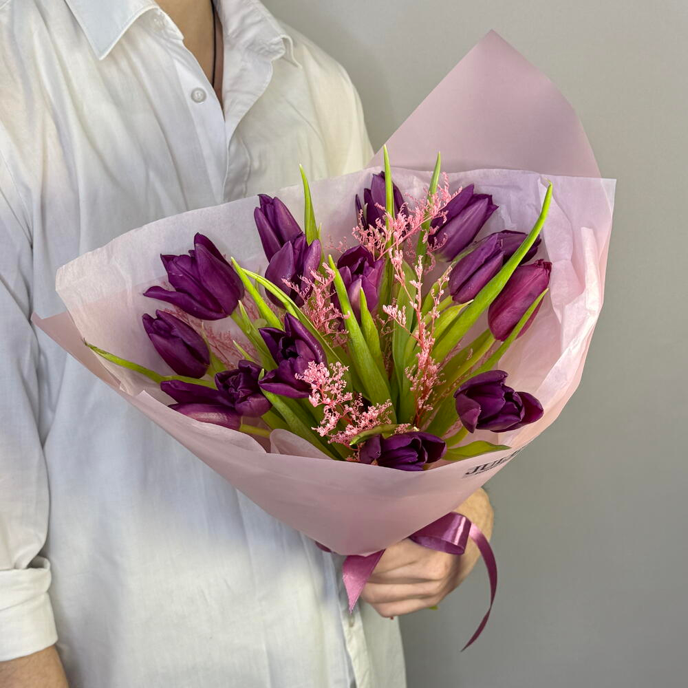 «Сливовый этюд» букет из тюльпанов и лимониума