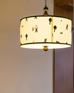 Стильные настенные светильники с деревянным основанием и мягким текстильным абажуром.