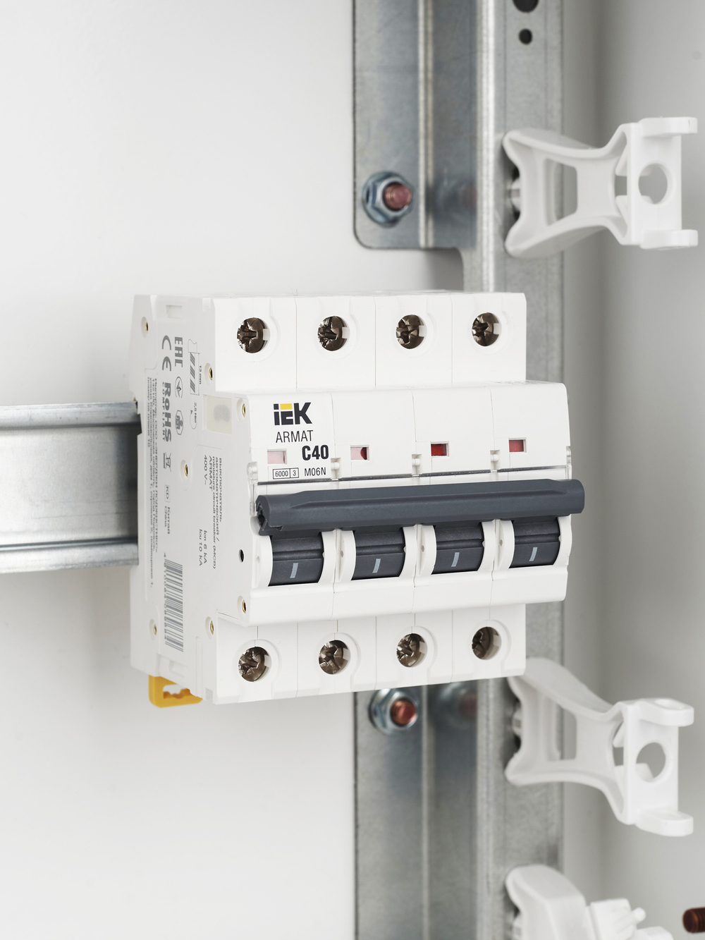 ARMAT Автоматический выключатель M06N 4P C 40А IEK
