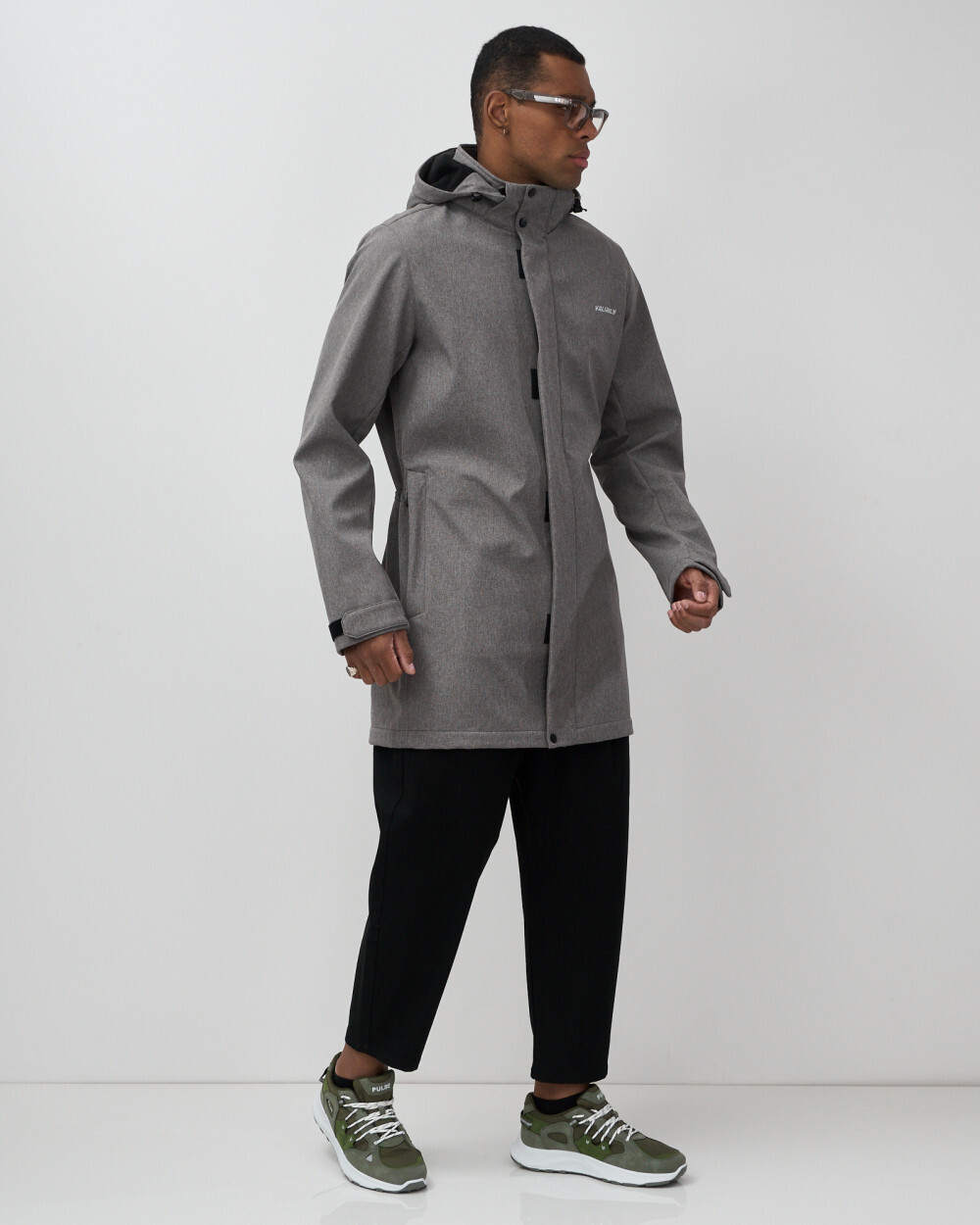 Парка спортивная мужская с капюшоном softshell серого цвета 9565Sr