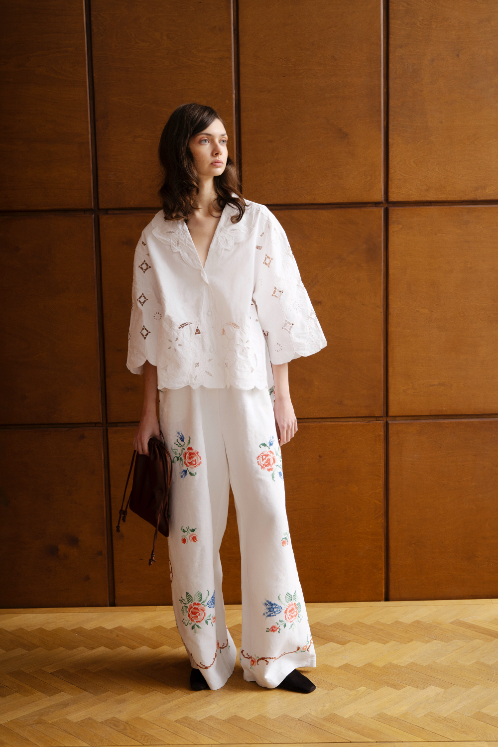 Укороченная рубашка с вышивкой