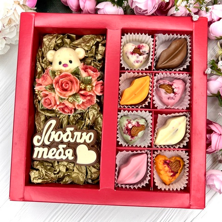 Шоколадный набор: "Люблю тебя. Мишка с розами": шоколадка-надпись и 8 конфет ручной работы