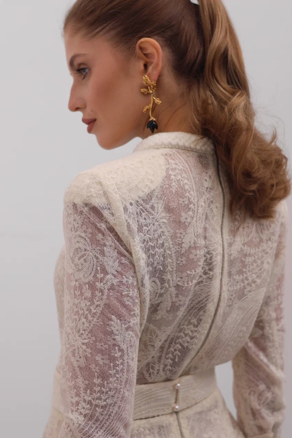 Платье из нежного кружева с длинным рукавом мини