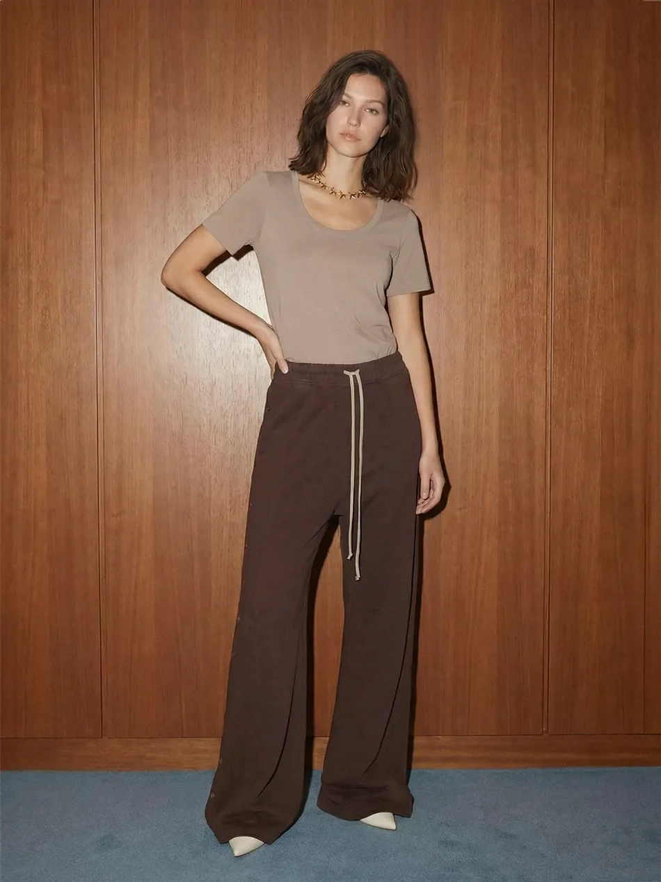 Футболка с глубоким вырезом