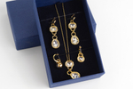 Комплект Swarovski из двух пар серег и колье с подвесами с бесцветными вставками