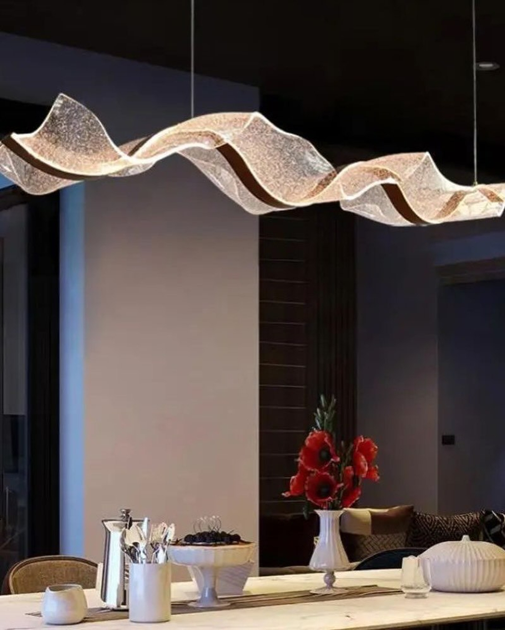 Эффектная подвесная люстра в форме волны