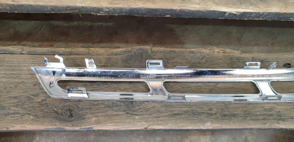 Молдинг решетки радиатора Mercedes GL GLS (X166) 15-19 Б/У Оригинал A1668881985